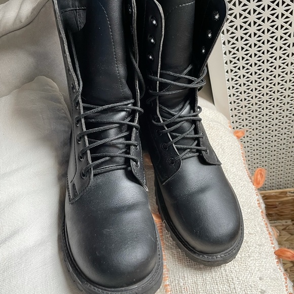 Vegetarian Shoes Combat Boot - Picture 9 of 9